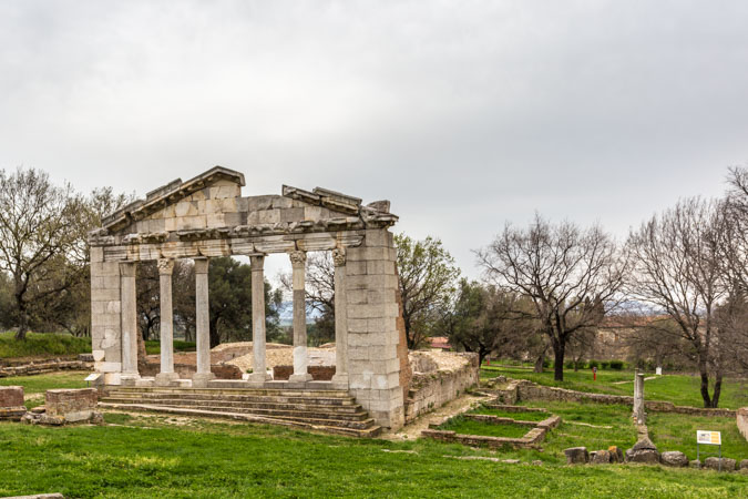 Ancient Roman monument in archaelogical site. Columns with Corinthian capitals and frieze.