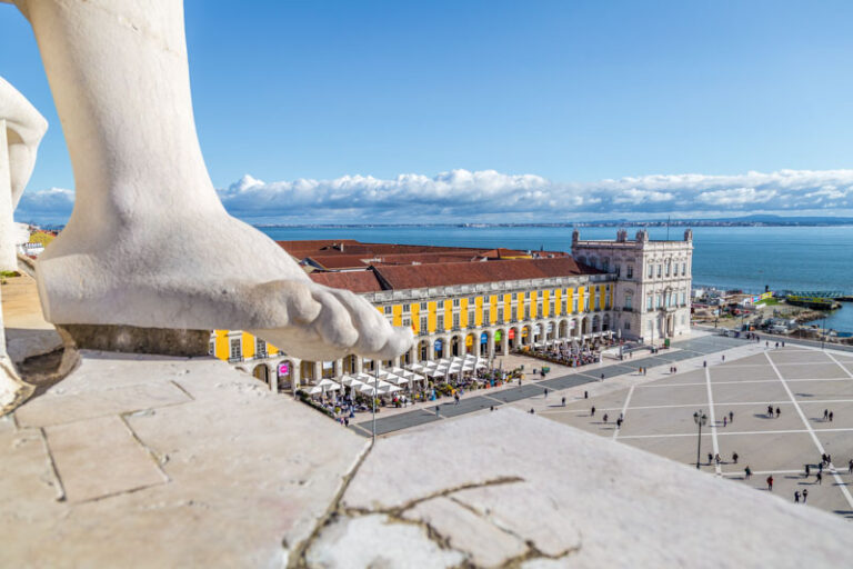 Lisboa, Portugal: Vista de la Praça do Comércio desde el Arco da Rua Augusta