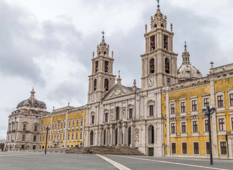 Portugal: Palacio Nacional de Mafra, cerca de Lisboa