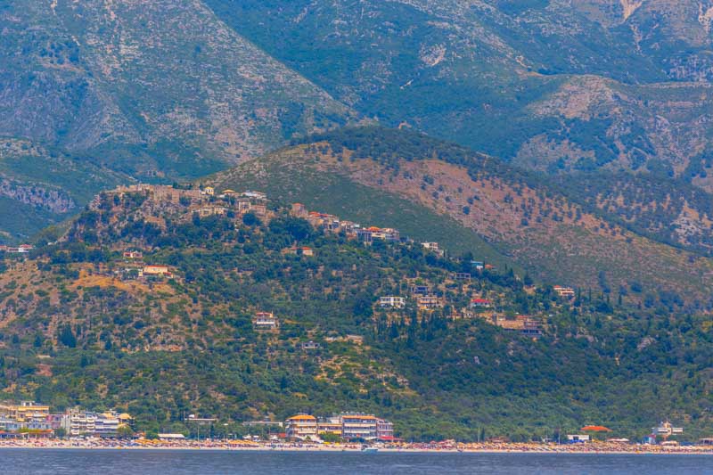 Albania, riviera albanesa: Vista del pueblo alto y el castillo de Himarë desde el mar