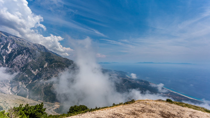 Albania, Riviera albanesa: Vista del mar Jónico desde el Puerto de Llogara con nubes dramáticas