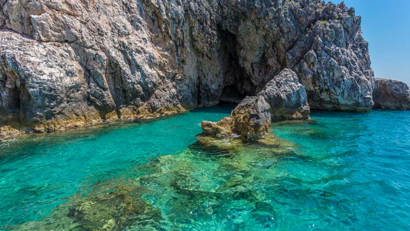 Albania: Cueva en el mar turquesa en la riviera albanesa, cerca de Dhërmi