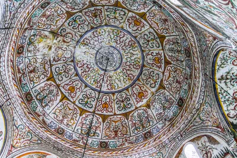 bania: Et'hem Bey Mosque, most remarkable mosque in Tirana, end 18th century. Dome with geometrical colourful frescoes