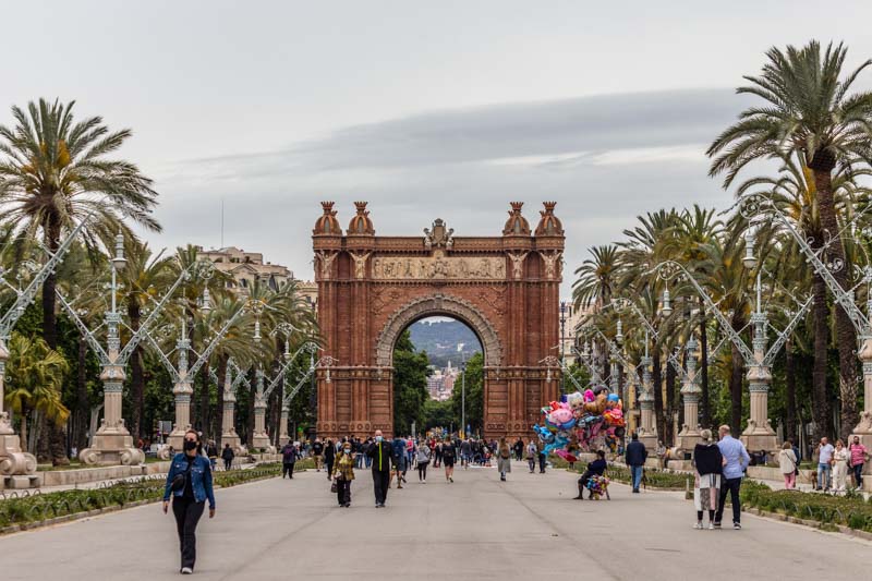 Barcelona, España: Arc de Triomf y Paseo Lluís Companys. Arquitectura neogótica - modernista. Exposición Universal de 1888