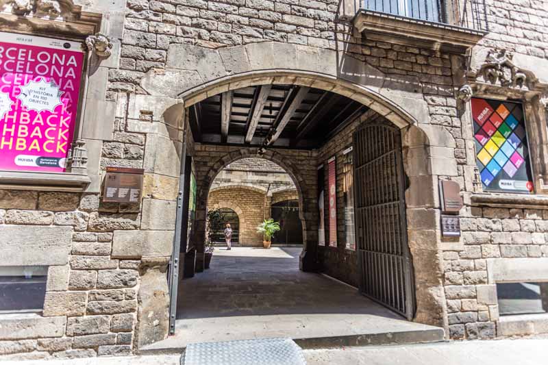 Barcelona, Cataluña, España: Casa Padellàs, trasladada a la Plaza del Rey en 1931. Aloja el Museo de Historia de Barcelona MUHBA