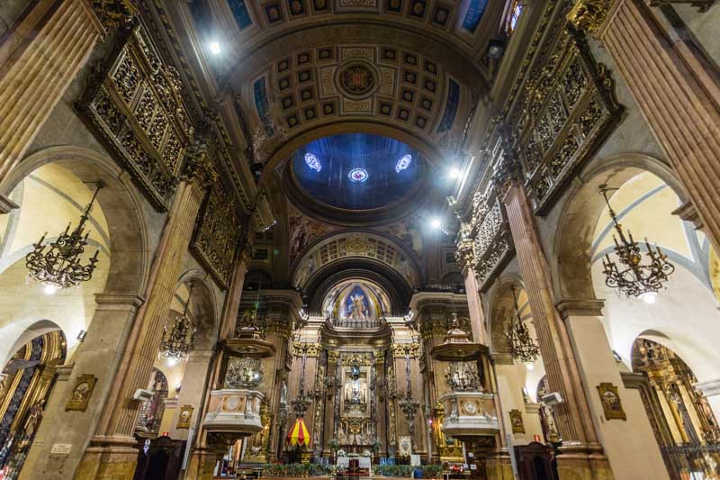 Ciudad Vieja de Barcelona, Cataluña, España: interior de la Basílica de la Mercé en estilo barroco italiano