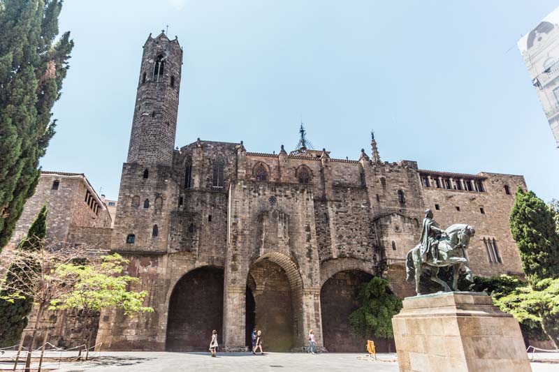 Barrio Gótico de Barcelona,Cataluña, España: La Capilla de Santa Ágata desde la Plaza de Ramon Berenguer el Gran. Fue construida encima de la muralla romana