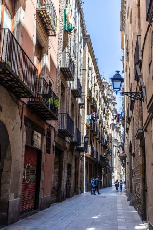 Barcelona, Cataluña, España: carrer de la Mercé, típica calle de la ciudad vieja de Barcelona