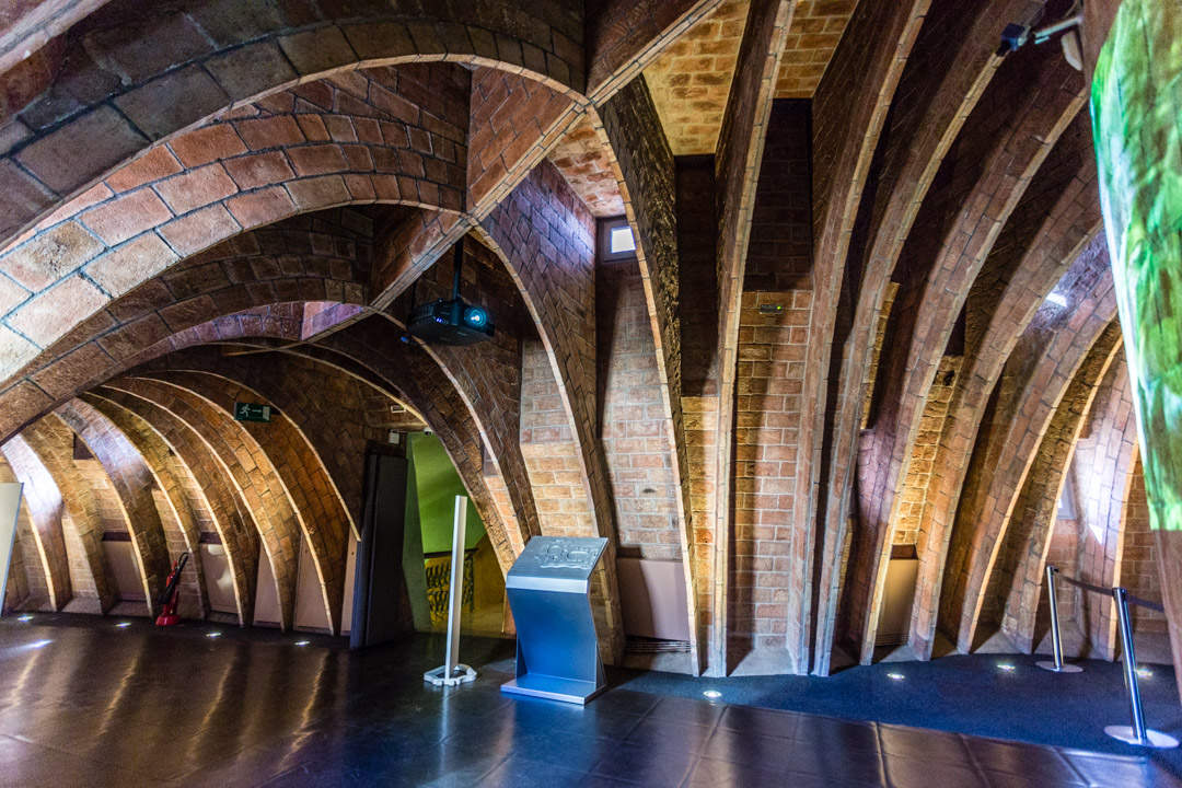 Barcelona, Cataluña, España: Casa Milà (La Pedrera) de Antoni Gaudí, arquitectura modernista. Ático de la ballena