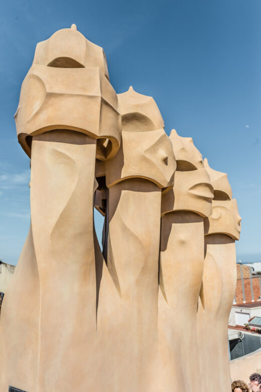 Barcelona, Cataluña, España: Casa Milà (La Pedrera) de Antoni Gaudí, arquitectura modernista. Chimeneas con forma de guerreros medievales en la azotea
