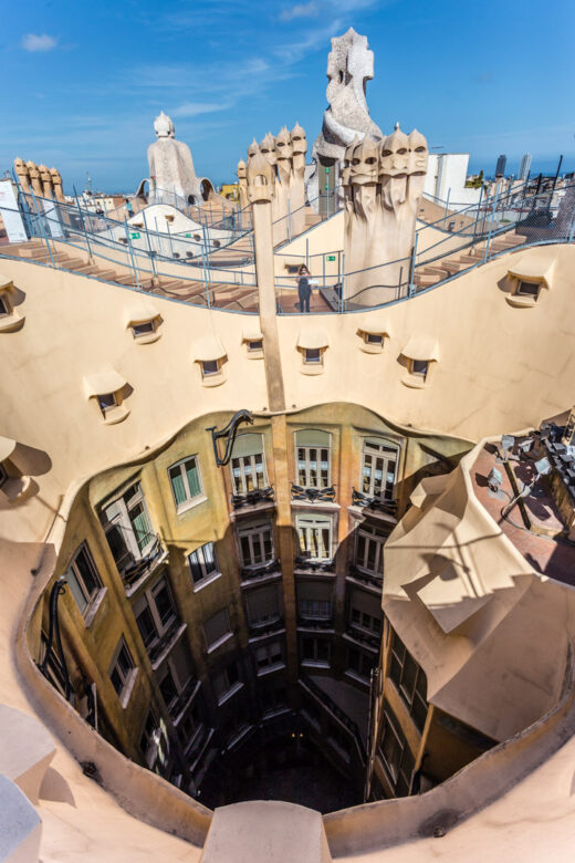 Barcelona, Cataluña, España: Casa Milà (La Pedrera) de Antoni Gaudí, arquitectura modernista. En la azotea de los guerreros y el hueco del patio