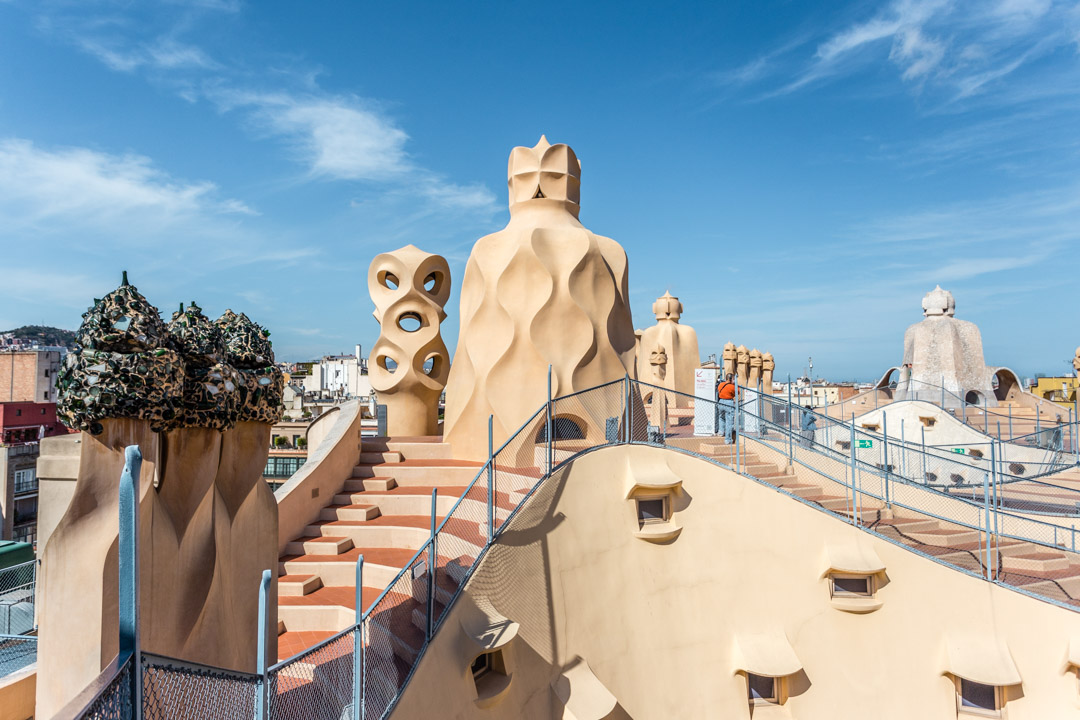 Barcelona, Cataluña, España: Casa Milà (La Pedrera) de Antoni Gaudí, arquitectura modernista. En la azotea de los guerreros