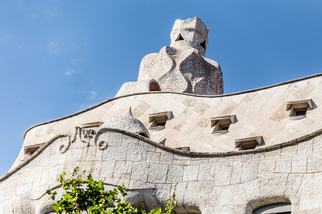 Barcelona, Cataluña, España: Casa Milà (La Pedrera) de Antoni Gaudí, arquitectura modernista. Detalle de la chimenea