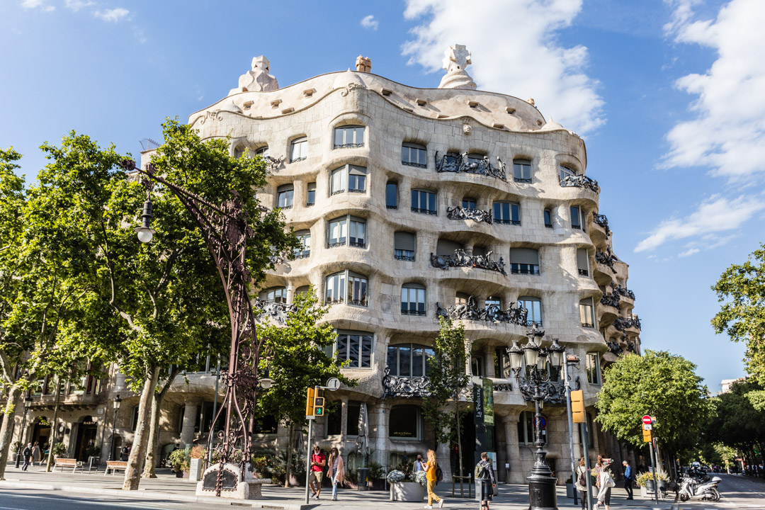 Barcelona, Cataluña, España: Casa Milà (La Pedrera) de Antoni Gaudí, arquitectura modernista, obra maestra