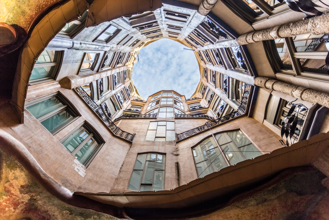 Barcelona, Cataluña, España: Casa Milà (La Pedrera) de Antoni Gaudí, arquitectura modernista. El patio de las flores