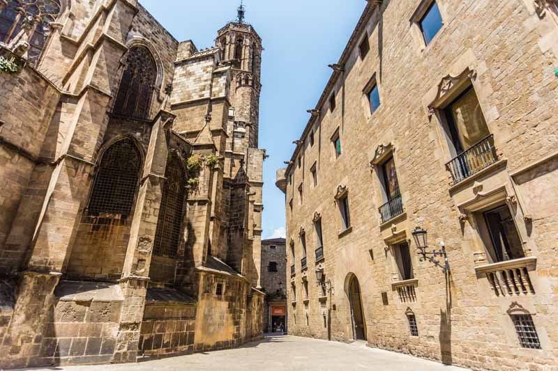 Barrio Gótico de Barcelona, Cataluña,España: el ábside de la Catedral de Barcelona (la Seu) y el Archivo Histórico de la Corona de Aragón
