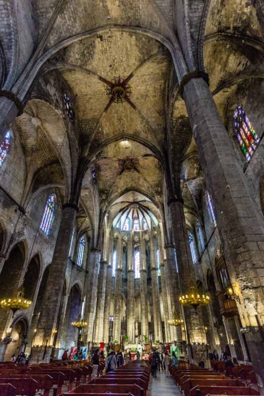 Barcelona, Cataluña, España: interior de la Basílica de Santa María del Mar. Mejor ejemplo del gótico catalán original en Barcelona