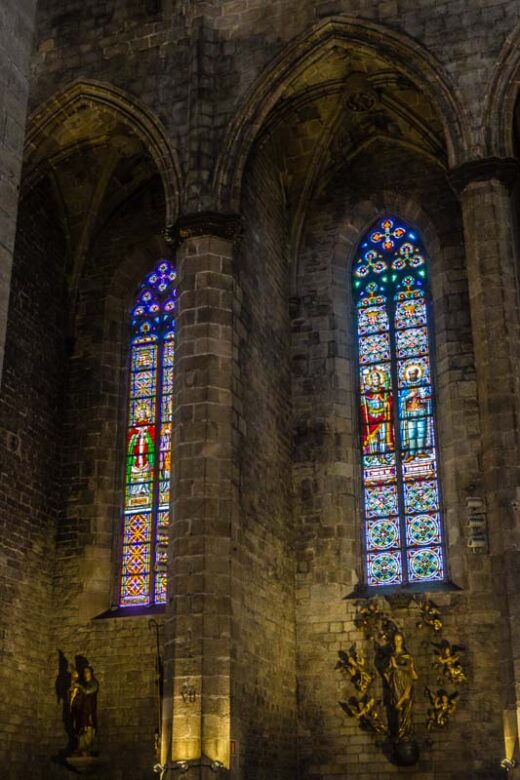 Barcelona, Cataluña, España: vidrieras en el interior de la Basílica de Santa María del Mar. Mejor ejemplo del gótico catalán original en Barcelona