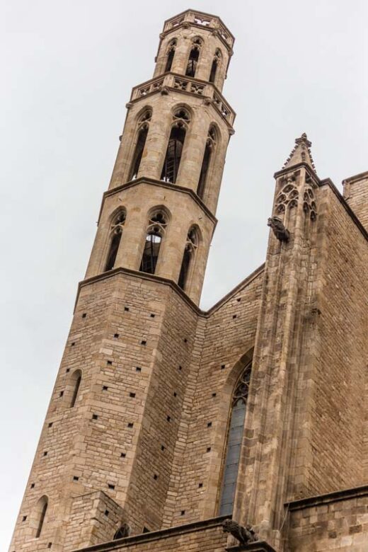 Barcelona, Cataluña, España: Fachada principal de la Basílica de Santa María del Mar. Mejor ejemplo del gótico catalán original en Barcelona