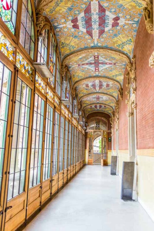 Barcelona, Cataluña, España: pasillo del edificio de la administración del Hospital Modernista de Sant Pau. Patrimonio Mundial UNESCO; arquitectura modernista de Lluís Domènech i Montaner