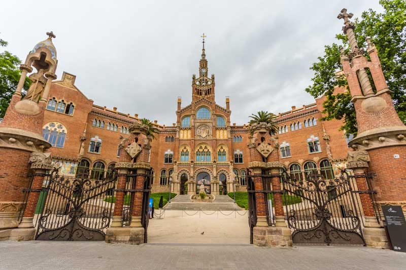 Barcelona, Cataluña, España: Entrada principal al Hospital Modernista de Sant Pau. Patrimonio Mundial UNESCO; arquitectura modernista - neogótica de Lluís Domènech i Montaner
