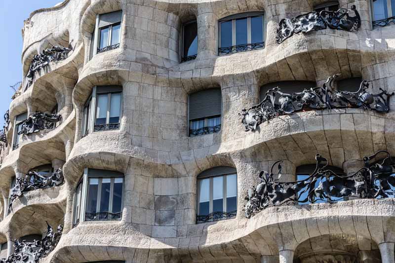 Barcelona, Cataluña, España: Casa Milà (La Pedrera) de Antoni Gaudí, arquitectura modernista. Detalle de las ventanas y balcones