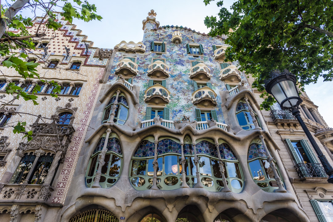 barcelona spain palau guell gaudi casa batllo - Barcelona's art nouveau tour: Gaudí and more - Drive me Foody