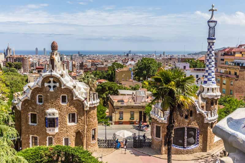 Barcelona, Cataluña, España: Park Güell, obra modernista de Antoni Gaudí. Casa del Guarda en la entrada al Park Güell