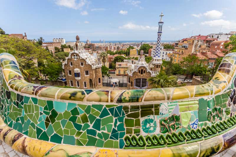 Barcelona, Cataluña, España: Park Güell, obra modernista de Antoni Gaudí. Vista de la entrada al Park Güell desde el mirador de trencadís.