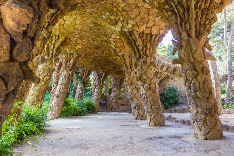 Barcelona, Cataluña, España: Park Güell, obra modernista de Antoni Gaudí. Barcelona, Cataluña, España: Park Güell, obra modernista de Antoni Gaudí. Uno de los viaductos del Park Güell