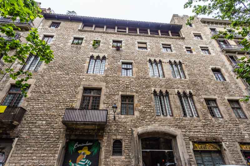 Barcelona, Cataluña, España: casa gótica del Passeig del Born con todos los elementos típicos del "gótico" de libro inventado en el s. XX como las ventanas coronelles
