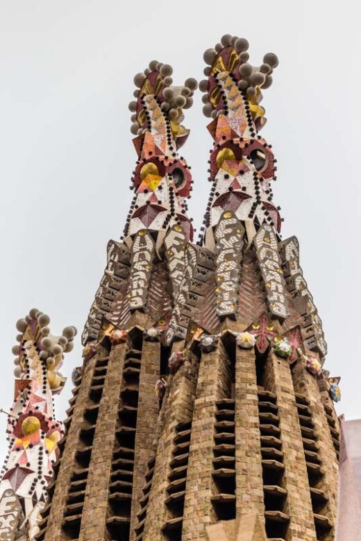 Barcelona, Cataluña, España: Park Güell, obra modernista de Antoni Gaudí. Barcelona, Cataluña, España: Sagrada Familia, gran obra maestra modernista de Antoni Gaudí. Detalle de las torres