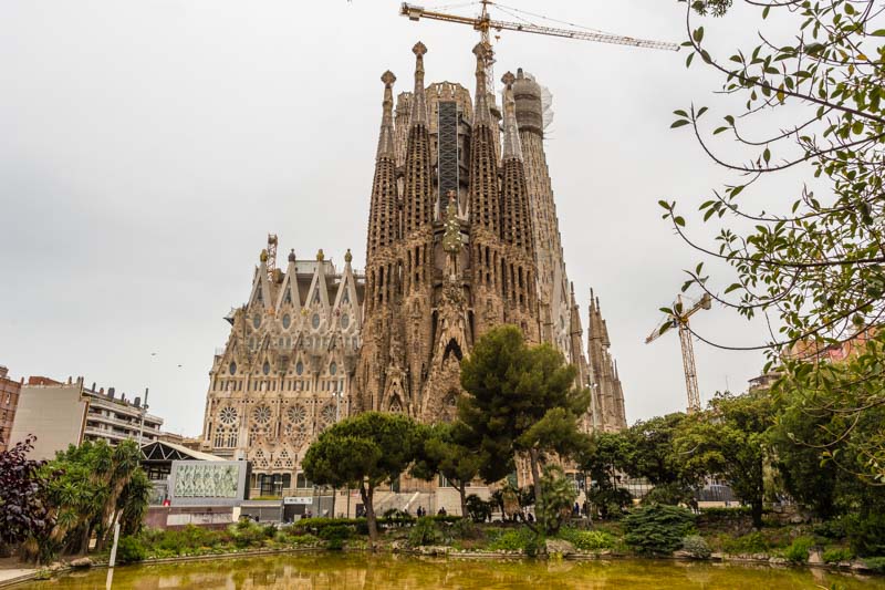 Barcelona, Cataluña, España: Park Güell, obra modernista de Antoni Gaudí. Barcelona, Cataluña, España: Sagrada Familia, gran obra maestra modernista de Antoni Gaudí. Vista desde el Parque Gaudí