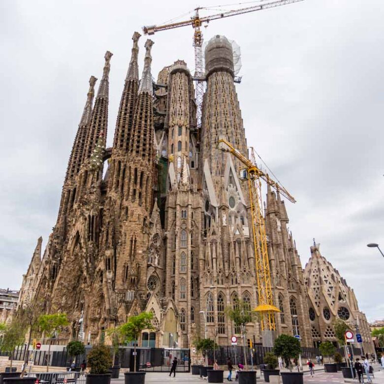 Barcelona, Cataluña, España: Park Güell, obra modernista de Antoni Gaudí. Barcelona, Cataluña, España: Sagrada Familia, gran obra maestra modernista de Antoni Gaudí.