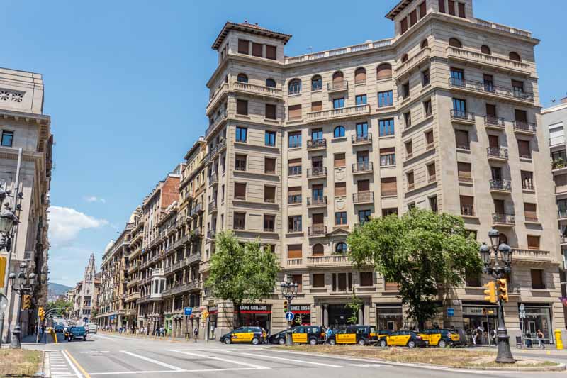 Barcelona, Cataluña, España: Via Laietana, avenida con edificios neoclásicos abierta para desahogar la ciudad vieja de Barcelona