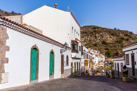 Calle principal de Tejeda, pintoresco pueblo de montaña en Gran Canaria