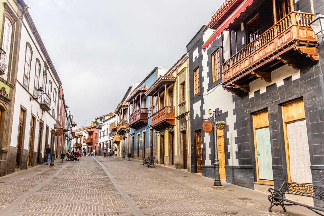 Calle principal peatonal con casas señoriales de colores en Teror, Gran Canaria