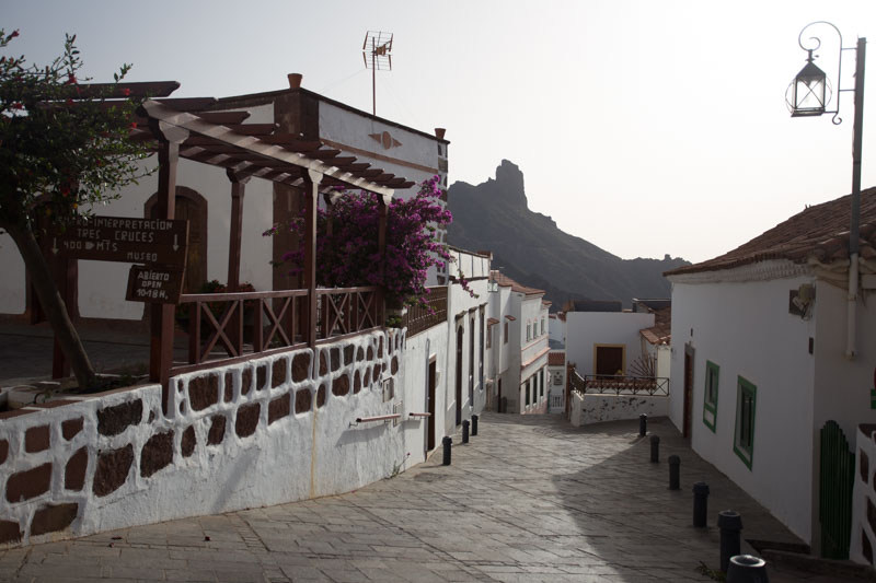 Pintoresca calle empinada con casas blancas en Tejeda, pueblo de montaña de Gran Canaria