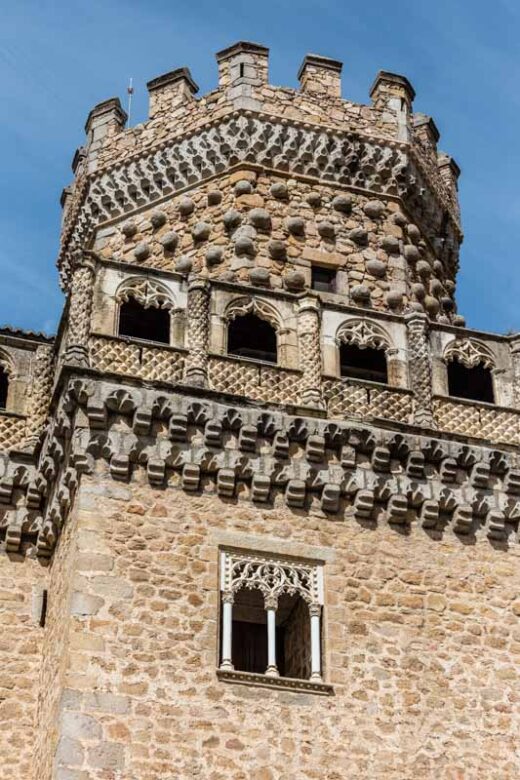 Castillo de Manzanares el Real, Madrid, España. Castillo de estilo gótico tardío isabelino (s. XV). Torre octogonal del Castillo de Manzanares el Real