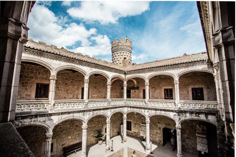 Castillo de Manzanares el Real, Madrid, España. Castillo de estilo gótico tardío isabelino (s. XV). Patio porticado visto desde la primera planta
