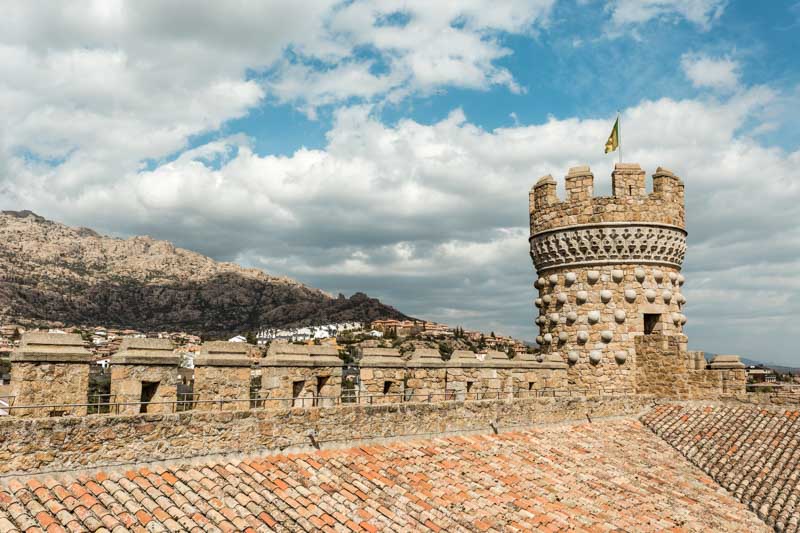 Castillo de Manzanares el Real, Madrid, España. Castillo de estilo gótico tardío isabelino (s. XV). Torre circular del castillo vista desde el adarve