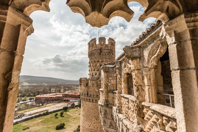 Castillo de Manzanares el Real, Madrid, España. Castillo de estilo gótico tardío isabelino (s. XV). Detalles de filigranas de Juan Guas y torre vistas desde el adarve.
