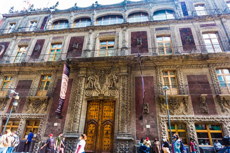 Ciudad de México, centro histórico: Palacio de Iturbide en la calle Francisco I. Madero. Residencia señorial barroca del s. XVIII decorada con relieves