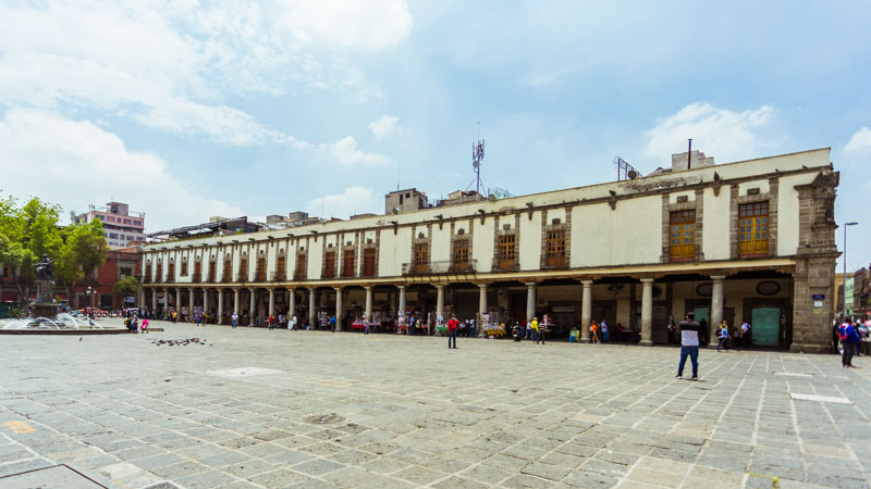 Ciudad de México, centro histórico: Portal de los Evangelistas en la Plaza de Santo Domingo, una de las más representativas de la arquitectura colonial del centro de CDMX