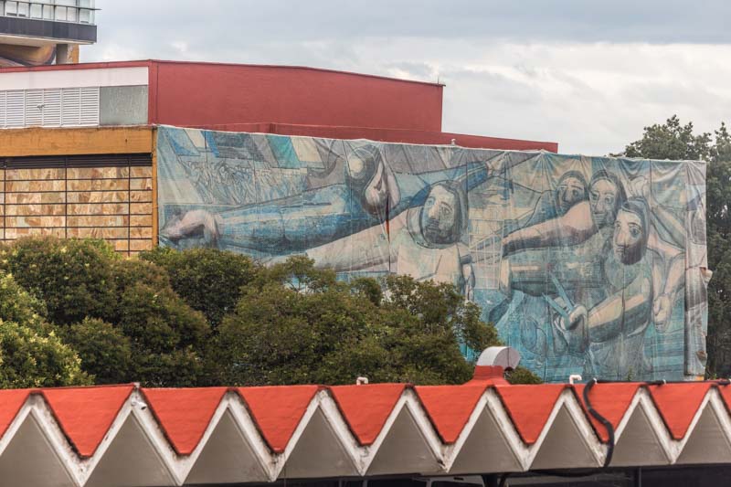 Ciudad de México, C.U. (Ciudad Universitaria): mural "El pueblo a la Universidad, la Universidad al pueblo. Por una cultura nacional neohumanista de profundidad universal" de David Alfaro Siqueiros en el edificio de la Rectoría UNAM. Arquitectura moderna, arte moderno.