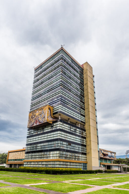 Ciudad de México, C.U. (Ciudad Universitaria): Torre de la Rectoría UNAM con el mural "Nuevo Símbolo Universitario" de David Alfaro Siqueiros. Arquitectura moderna, arte moderno