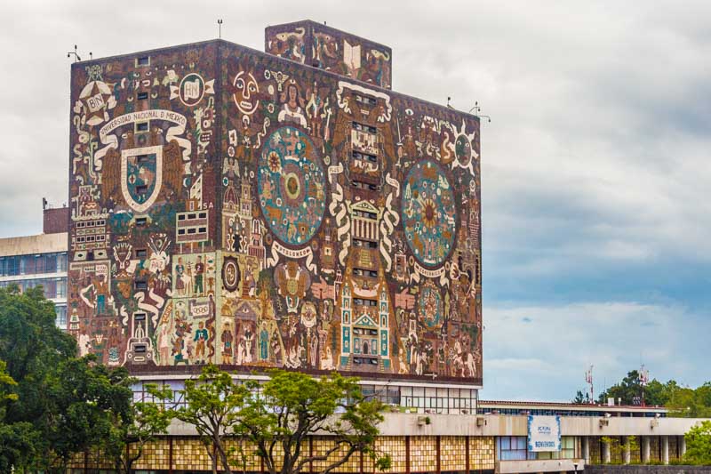 Ciudad de México, C.U. (Ciudad Universitaria): Biblioteca Central UNAM con el gran mosaico mural de Juan O'Gorman (1950-1956). Arquitectura moderna, arte moderno