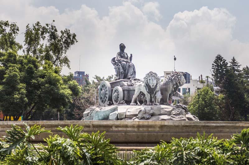 Ciudad de México, Colonia Roma: Plaza de Cibeles, con estatua de Cibeles, réplica de la Cibeles de Madrid