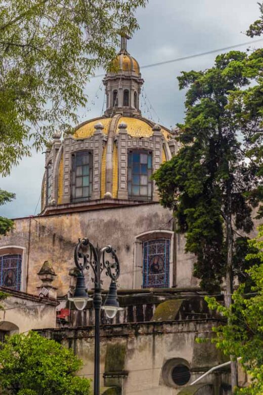 Ciudad de México, Coyoacán: cúpula amarilla de la Iglesia de San Juan Bautista, arquitectura barroca colonial
