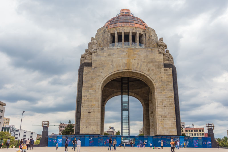 Ciudad de México, Reforma: Monumento a la Revolución. Enorme cúpula con mirador que se constuyó originalmente como Parlamento y ahora es museo y mauseleo de la Revolución Mexicana